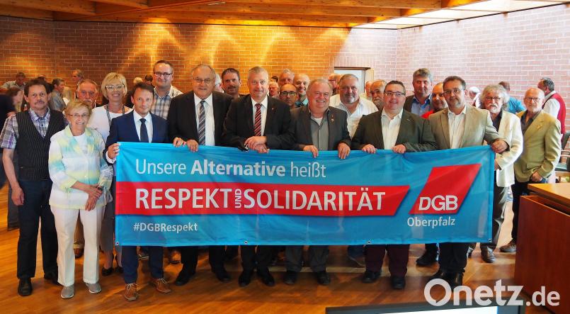 Teilnehmer am Arbeitnehmertag 2018 versammelten sich hinter einem Plakat, das in der gesamten Oberpfalz gezeigt werden soll Bühner