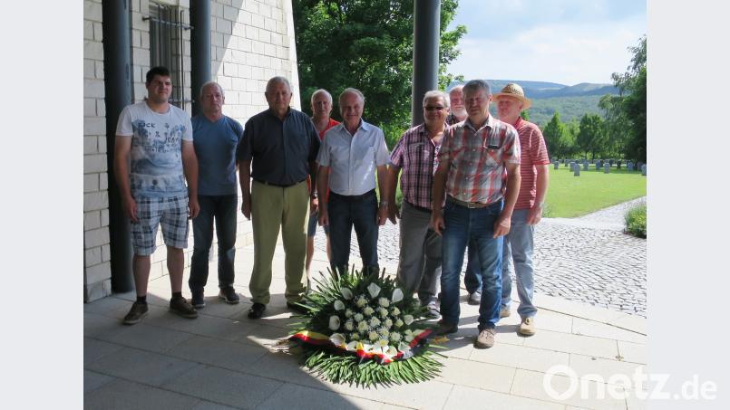 Wolfgang Meyer (von links), Oberstleutnant Uwe Patz, der ungarische Vertreter Imre Kovács, zweiter Vorsitzender Helmut Schmidt, Vorsitzender Max Wagner, Schriftführer Hans Meyer, Ehrenmitglied Reinhold Reinl, Richard Neukam und Albert Schmid legen am Soldatenfriedhof einen Kranz nieder. do