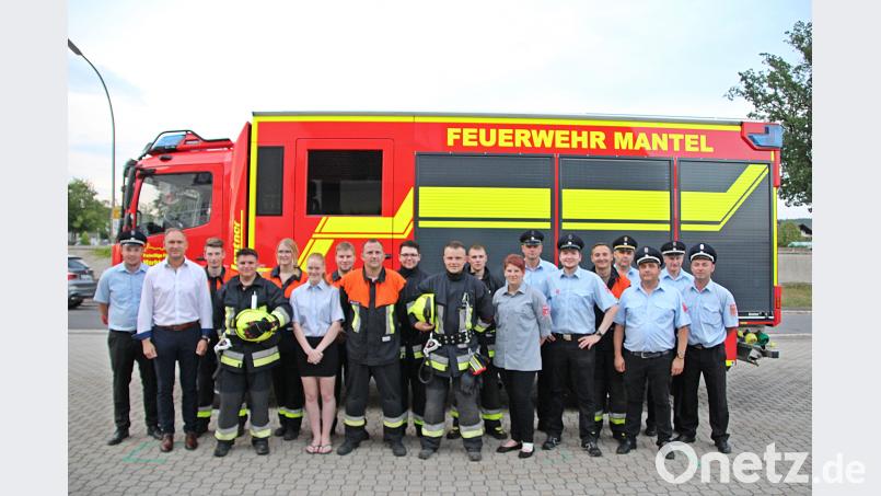 Die Teilnehmer mit Schiedsrichtern und Führungskräften. jma