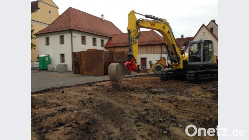 Die Baumaschinen sind angerollt. Die Umgestaltung des alten Pfarrplatzes hat am Mittwoch begonnen. Intensiv beschäftigte sich auch der Gemeinderat am Abend wie die Fläche auf der der Brunnen entstehen sollte, gestaltet werden soll. Adam, Johann [ADJ] (joad-abr-nt@t-online.de)