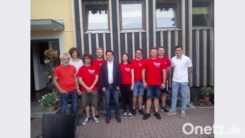 Landtagskandidat Peter Wein (Fünfter von links) präsentierte sich gemeinsam mit Kreisrat Josef Biebl (links) im Kreis der Oberviechtacher Jusos. ekl