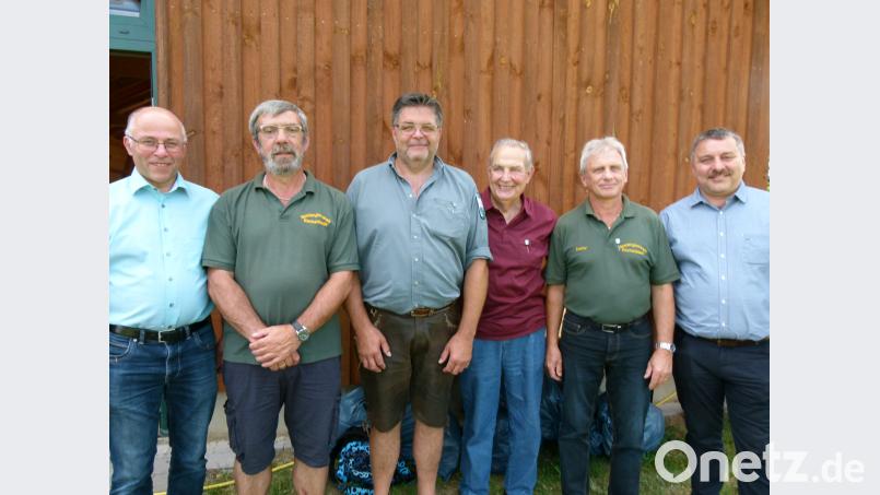 Bezirksvorsitzender Hans Holler (rechts) und Bürgermeister Albert Nickl (links) ehrten  Wolfgang Hann, Vorsitzenden Martin Schusser, Robert Schusser und Dieter Blechschmidt (Zweiter bis Fünfter von links) für 40-jährige Mitgliedschaft. rn