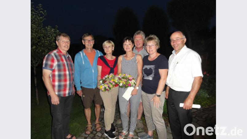 Als Dankeschön für die herzliche Aufnahme in ihr verborgenes Gartenreich und den zahlreichen Tipps überreichen die Vorsitzenden des Speinsharter Obst- und Gartenbauvereins Josef Höllerl (links) und Christine Walter (Zweite von rechts) gebundene Blumenkränze und Gutscheine für die Klosterwirtschaft an die Familien Plößner und Morgenstern. Auch der Speinsharter Bürgermeister Albert Nickl (rechts) sagt danke. jhö