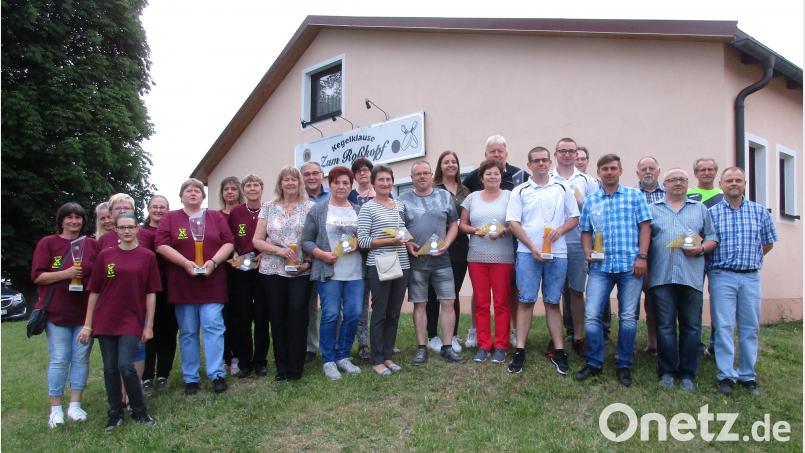 Die Geehrten mit ihren Trophäen nach der Siegesfeier der KVOO beim SKC Hard: Mit im Bild dritter Vorsitzender Martin Lang (vorne rechts) und Sportwart Karl-Peter Ebert (vorne, Zweiter von rechts), die die Siegerehrung vornahmen. exb
