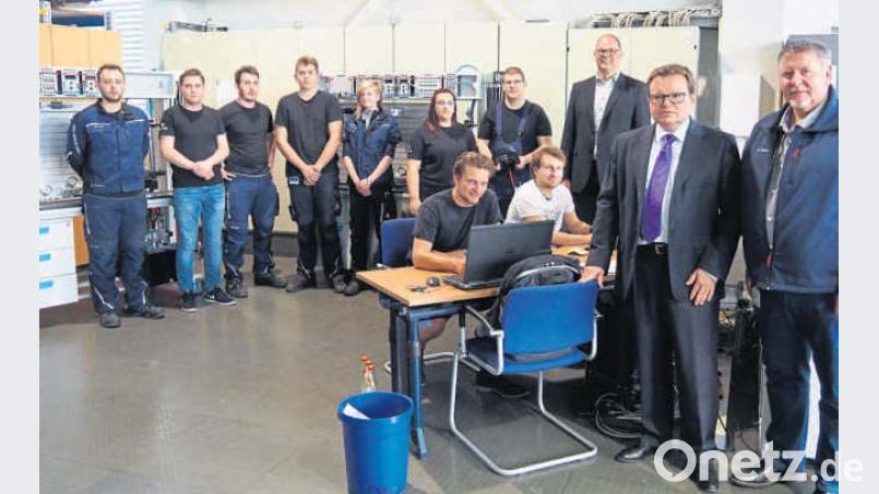 Noch kommen die Auszubildenden im Beruf Produktionstechnologie nur von der BHS (siehe Bild). Im ÜBZO in Weiherhammer wurden sie besucht von ÜBZO-Projektleiter Wolfgang Siebert, ÜBZO-Geschäftsführer Professor Erich Bauer und BHS-Projektmanager Erwin Rast (stehend, von rechts). sbü