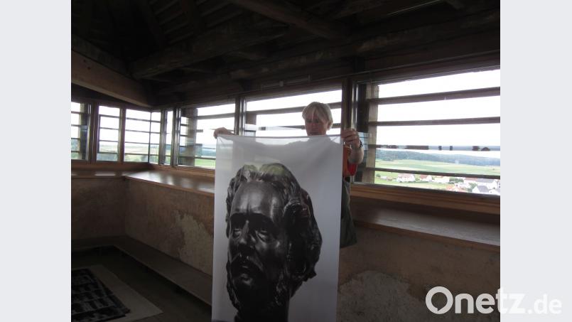 Am Vortag der Ausstellungseröffnung legte Künstler Albert Braun höchstpersönlich Hand an bei der Positionierung seiner Fotoinstallationen im Bergfried der Burg Dagestein.  [AKS]