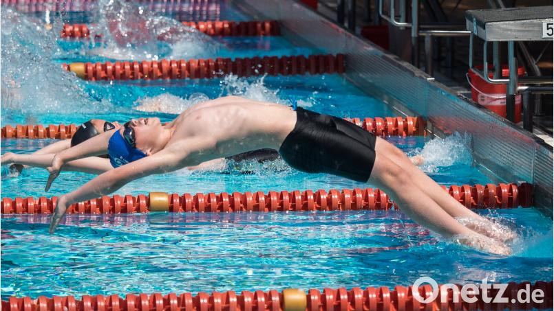 Start zum 19. Kurfürstenpokal: Zwei Tage lang wird im Hockermühlbad geschwommen – von 50 bis 200 Metern in allen vier Schwimmarten Rücken, Brust, Schmetterling und Freistil, schließlich stehen noch die Staffeln auf dem Programm. Bei jedem Rennen werden die ersten sechs Plätze für die Mannschaftswertung gezählt, das punktbeste Team gewinnt den Kurfürstenpokal. Christoph Traub