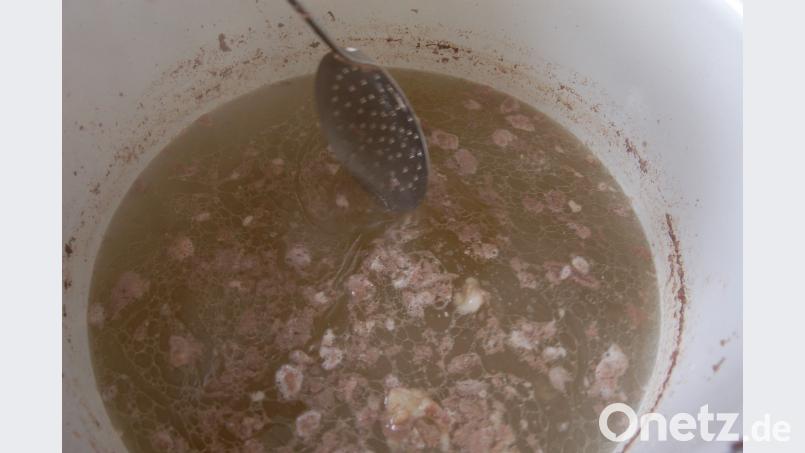 Für eine Leberwurst sollte das Fleisch möglichst direkt noch am Schlachttag verarbeitet werden: Das bringt den besonderen „Hausmacher-Geschmack“. exb