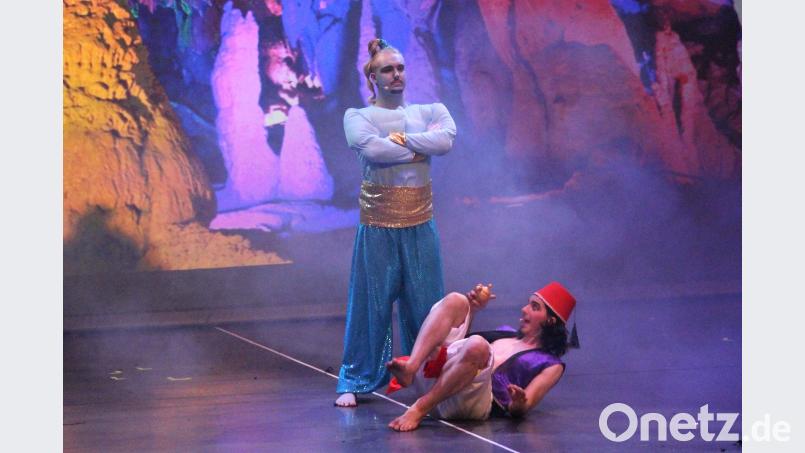 Aladin erschrickt, als der Flaschengeist auf einmal hinter ihm auftaucht. (dwi)