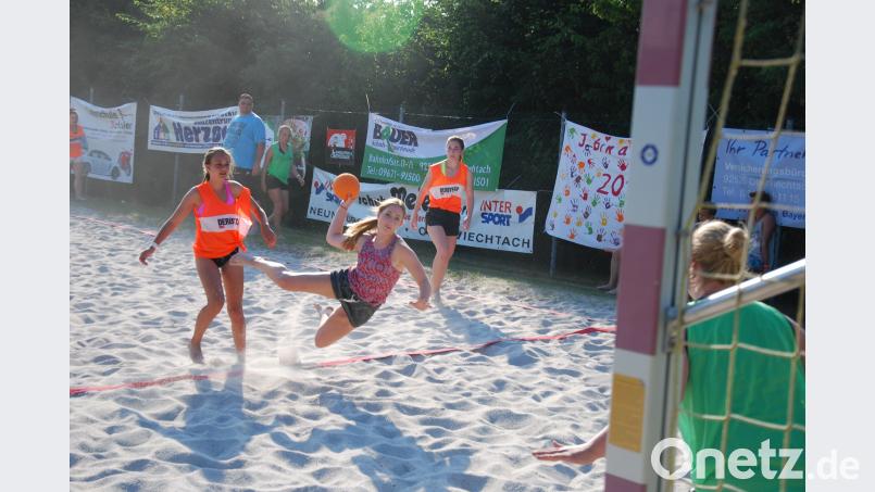 Spannende Turniere auf sandigem Untergrund gibt es am Samstag, 16. Juni, im Freibad. exb