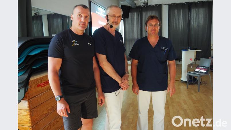 Osteoporose kommt langsam angeschlichen, sagen die Experten am Osteoporoseabend des ONZ (von links) Sportwissenschaftler Gerd Gregor, Dr. med Eugen Bratzel und Johannes Weiß Bühner, Siegfried.