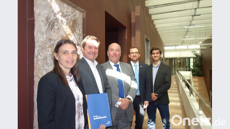Almut Petersen, Siegfried Schröpf (beide Grammer Solar),  Deutscher Botschafter in Chile Rolf Schulze, Felix Schmidt (dena), Alejandro  Harbach (Grammer Solar) Grammer Solar GmbH/exb