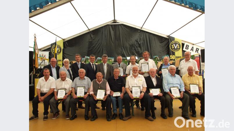 Zweiter Vorsitzender Josef Kirchberger (sitzend, links) und Josef Weingärtner (stehend, rechts) ehrten gemeinsam mit einigen Ehrengästen die anwesenden Gründungsmitglieder. exb