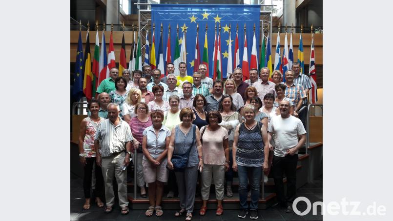 SV-Ehrenvorsitzender Hans-Werner Anzer (hinten, Zweiter von rechts) organisierte eine Dreitagesfahrt ins Elsaß. Natürlich waren auch ein Abstecher ins Europaparlament und die elsässische Weinstraße auf dem Programm. dob