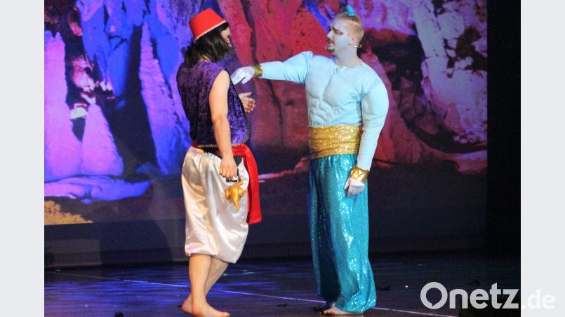 "Wieder so ein Stümper, der mich nicht kennt." Der Dschinn erklärt genervt, dass Aladin drei Wünsche frei hat. (dwi)