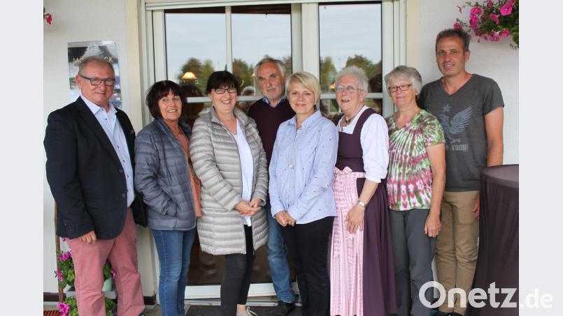 Der Oberpfalzverein setzt auf Kontinuität. Ernst Umann (Vierter von links) wurde bereits zum vierten Mal zum Vorsitzenden gewählt. Ihm zur Seite steht die bewährte Vorstandschaft. Grüße der Stadt überbrachten Zweiter Bürgermeister Heinrich Maier (links) und SPD-Stadtrat Achim Neupert (rechts). prh