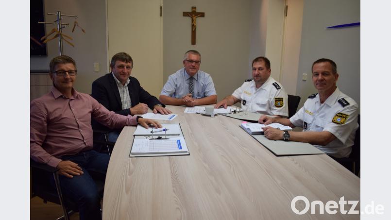 Mit der Sicherheitslage in der Verwaltungsgemeinschaft zufrieden sind (von links): Gerhard Deinzer,  Leiter des Ordnungsamtes, Josef Prechtl, Zweiter Bürgermeister von Trausnitz, Pfreimds Bürgermeister Richard Tischler, Roland Heldwein,  Leiter der PI Nabburg und sein Stellvertreter Stefan Weinberger. bnr
