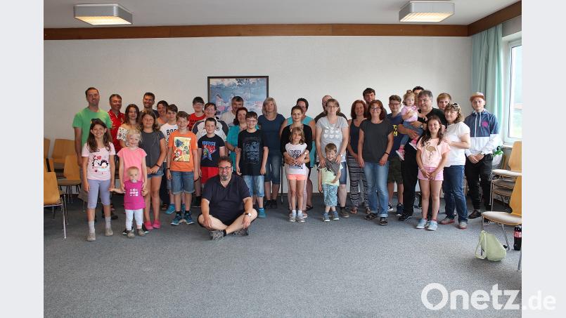 Erholung, neues Wissen und Diskussion prägen das  Familienbildungs-Wochenende der Kolpingfamilie Friedenfels. Sebastian Wurmdobler, pastoraler Mitarbeiter und Bildungsreferent des Kolpingwerkes Regensburg (vorne sitzend), sprach über  „Geschwister – mal Freund, mal Feind“. bsc