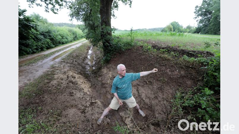 Drei Maisfelder grenzen an das Wohngebiet in der Heidenau in Hirschau an. Bei starkem Regenfall bildet sich hier eine Schlammlawine, die der angrenzende Graben  nicht auffangen kann. Einen Meter hoch stand das Wasser an Fronleichnam deshalb in Norbert Duschners Keller, sein Haus befindet sich gleich links neben dem Feldweg. Am Montag erwischte es die Familie schon wieder. Wolfgang Steinbacher
