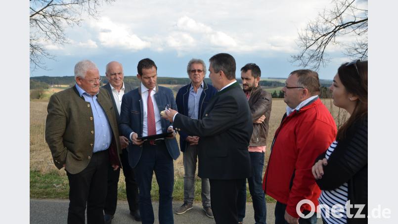 Anfang Mai war eine Delegation mit Bundestagsabgeordnetem Albert Rupprecht (Dritter von links) in Kaimling vor Ort, um die Lage zu schildern. Jetzt kommt Bewegung in die Sache. Im ersten Quartal 2018 soll der Mobilfunkmast mit der neuesten Technik stehen. dob