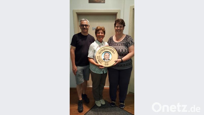 Schützenmeister Günter Heidl und Helga Kohl gratulieren der Scheibengewinnerin Kathrin Hellwig (von links). vt