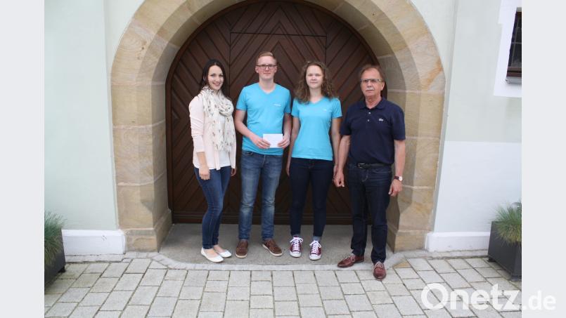 450 Euro Reinerlös aus dem OTV-Volksmusikstammtisch übergab Bürgermeister Werner Walberer (rechts) an (von links) Bernadette Rodler, Vorsitzenden Matthias Majer und Vizekassierin Lisa Schmidt. Bild: bjp bjp