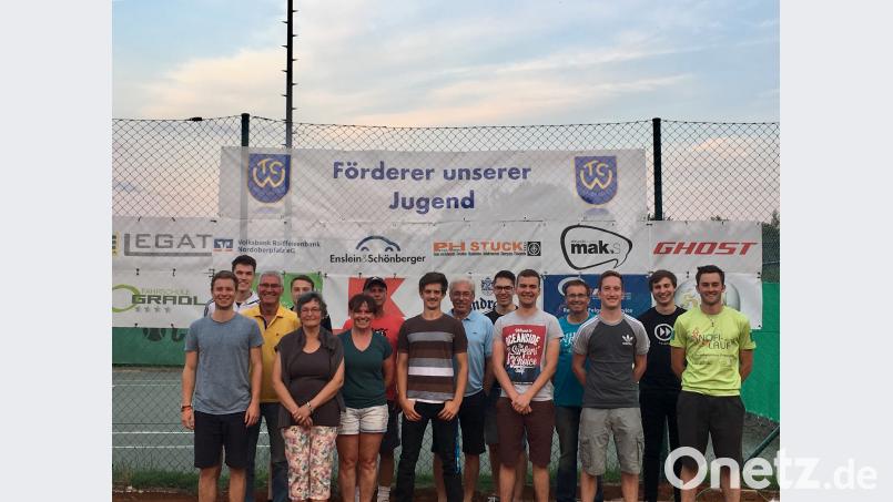 Die Teilnehmer des 1. Zoigl-Tennisturniers des Tennisclubs Waldsassen nach der Siegerehrung. In der vorderen Reihe (von links)  die beiden Siegerinnen Christine Greger (links) und Barbara Schröpf. Rosner, Konrad (KONRAD.ROSNER@T-ONLINE.DE)