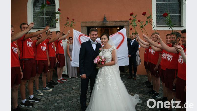 Rosen begleiten Katrin Schaumberger und Benjamin Lauton auf ihrem   Weg nach der kirchlichen Trauung am Kreuzberg. wro