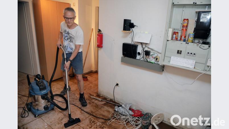 Spuren der Verwüstung: Ulrich Dobmeyer versucht die Schäden, die ein Unwetter zum zweiten Mal innerhalb weniger Tage in seinem Haus angerichtet hat, zu beseitigen. Wolfgang Steinbacher