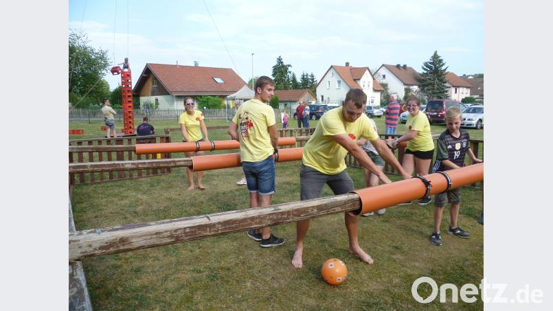 Ein buntes Progamm sorgte auf der Festwiese für viel Spaß: Fußballspielen im Menschenkicker und Bierkastenstapeln bei den Pfadfindern. mtm