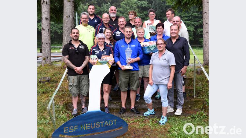 ESF-Vorsitzender Michael Kühnel (links) und Dritter Bürgermeister Heribert Schubert (vorne rechts) gratulierten den erstplatzierten Neunburgern (blaue Trikots), den zweitplatzierten Österreichern des ESV Klauser (dunkelblaue Trikots) und der drittbesten Mannschaft SpVgg Pfreimd (rechts hinten). Grimm, Benedikt [BGM]
