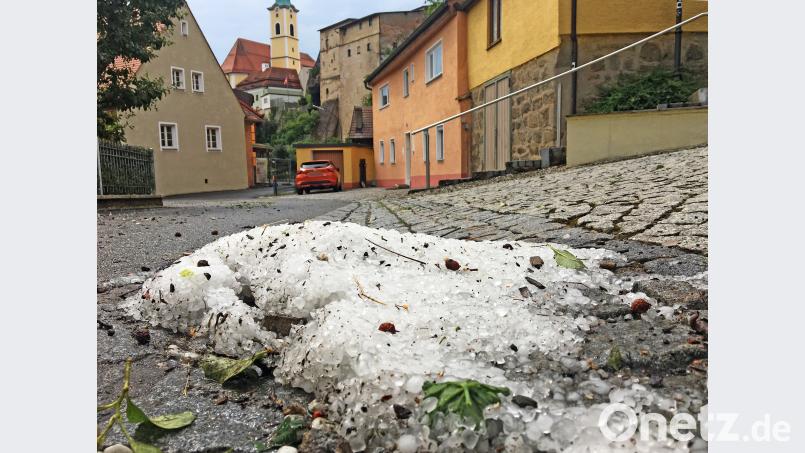Hagelkörner hinter dem Landratsamt in Neustadt/WN. Gabi Schönberger