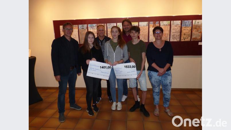 Die Schülersprecher (vorne Mitte, von links) Katharina Golutvin, Ina Lehnerer und Marco Carcangiu freuen sich mit den Vertrauenslehrkräften Petra Rumpler (rechts) und Armin Küst (Dritter von rechts) sowie der Schulleitung mit Konrektor Harald Röbl (Dritter von links) und Rektor Peter Danninger (links). pad