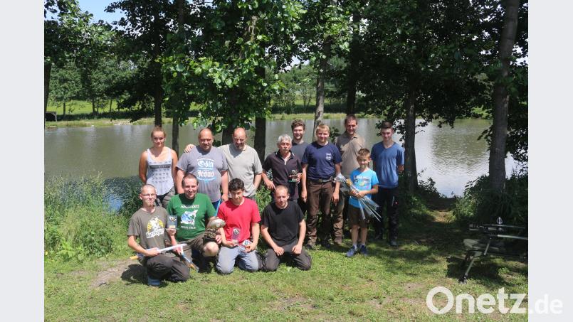 Ein großer Erfolg wurde das erste Preisangeln der Gregor Ziegler GmbH. Den Titel des Fischerkönigs holte sich Harald Höfler. Im Bild die Wettbewerbsteilnehmer. exb