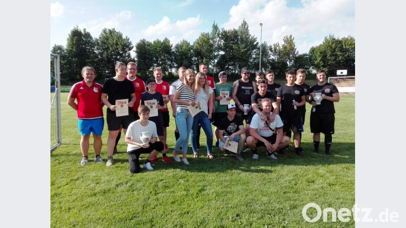 &quot;Die Rauschkinder&quot; gewannen das 24. Bürgerfußballturnier des SC Mähring. Unser Bild zeigt die Mannschaftsführer der beteiligten Mannschaften nach der Siegerehrung. kro
