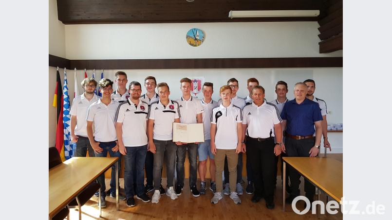 Die Mannschaft mit den Trainer Andi Freiberger (Vierter von links) und Gerhard Reisner (Vierter von rechts) und Bürgermeister Jürgen Kürzinger (vorne, rechts). dfr