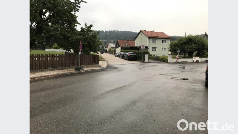 Die Einmündung Tulpenweg ist meist so zugeparkt, dass der Autofahrer sich sehr weit in die Hauptstraße hineintasten muss (aktuell stehen dort wegen einer Straßenbaumaßnahme Halteverbotsschilder). Eine Zick-Zack-Markierung zu beiden Seiten und auf der gegenüberliegenden Seite soll Abhilfe schaffen. Eichl, Gabi [eig]