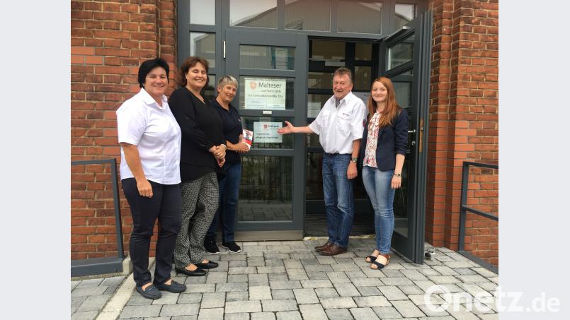 Petra Mayer (Dritte von links) berät pflegende Angehörige in einer neu eröffneten Fachstelle im Hauptquartier der Malteser Zur Centralwerkstätte 11a. exb