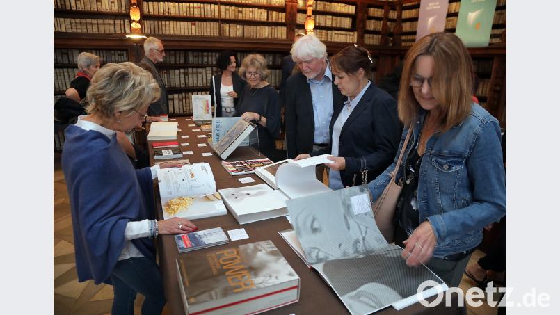 Im Barocksaal der Provinzialbibliothek sind derzeit die 25 schönsten Bücher Deutschlands aus dem Jahr 2017 ausgestellt. Steinbacher, Wolfgang [WSB] (<a href=