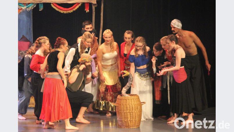 Durch den Schlangenbeschwörer sind alle Marktbesucher abgelenkt. Aladin nutzt die Gelegenheit, um zu stehlen. (dwi)