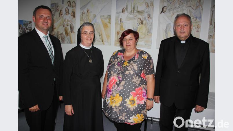 Mit einem Ehrenabend verabschiedete der Elisabethenverein die bisherige Pflegedienstleiterin, Schwester Simona. Ihre Nachfolgerin ist Cordula Köhler. Unser Bild zeigt von links Geschäftsführer Rainer Schmid, Schwester Simona, Cordula Köhler und Stadtpfarrer Georg Flierl. kro