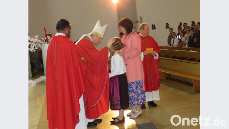 Weihbischof Reinhard Pappenberger spendete 79 jungen Erwachsenen das Sakrament der Firnung Adam, Johann [ADJ] (joad-abr-nt@t-online.de)