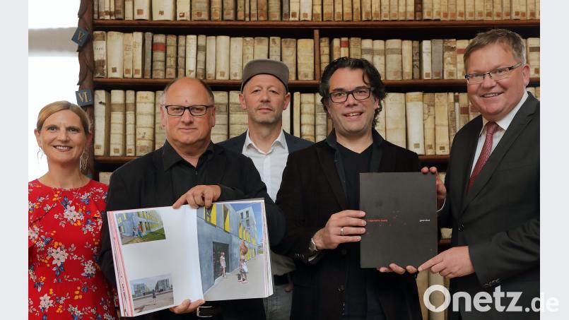 Bibliotheksleitern Siglinde Kurz (von links  nach rechts) mit den Buchdesingern Wilhelm Koch, Manfred Wilhelm und Gerhard Wilhelm Schmidt-Schönenberg, die ihr preisgekröntes Buch vorstellten. Rechts davon Oberbürgermeister Michael Cerny, der ein Grußwort sprach. Steinbacher, Wolfgang [WSB] (wolfgang.steinbacher@oberpfalzmedien.de)