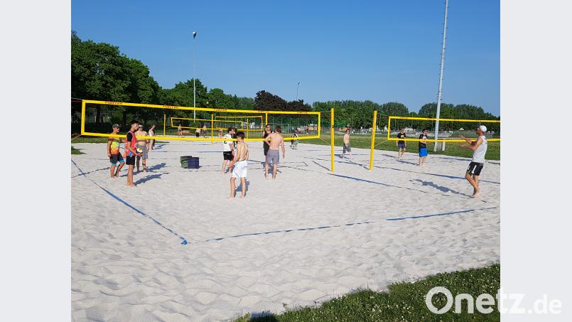 Zwischen Eishalle und Stadion am Schanzl haben die Amberger Beachvolleyballer jetzt ihr Areal. gsp