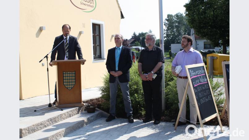 Zufrieden und erleichtert beschrieb Bürgermeister Thorsten Hallmann (links) den "langen Weg" zum Dorfladen. Von rechts: Pastor Dr. André Fischer, Pfarrer Edmund Prechtl, Dorfladen-Geschäftsführer Walter Schäffler. Bild: bjp Piegsa, Bernhard [BJP] (DR.PIEGSA@YAHOO.FR)