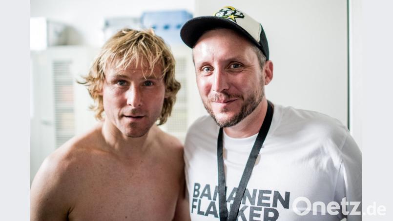 Mitorganisator Ben Rückerl (rechts) freut sich über einen großen Benefizerlös und ein Foto mit Pavel Nedved nach dem Spiel. Beitrag, Externer [EXB] (kontakt@oberpfalznetz.de)