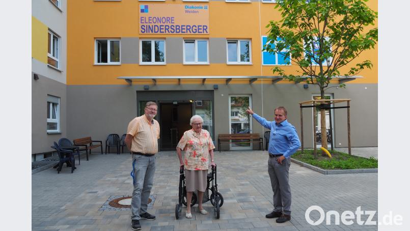 Neugestaltet wurde auch der Eingangsbereich des Eleonore-Sindersberger. Diakonie-Vorstand und Geschäftsführer Diakon Karl Rühl (rechts) erläuterte die Einzelheiten. Mit dabei Heimbeiratsvorsitzende Anneliese Hein und  Einrichtungsleiter Diakon Wolfgang Reuther Bühner, Siegfried