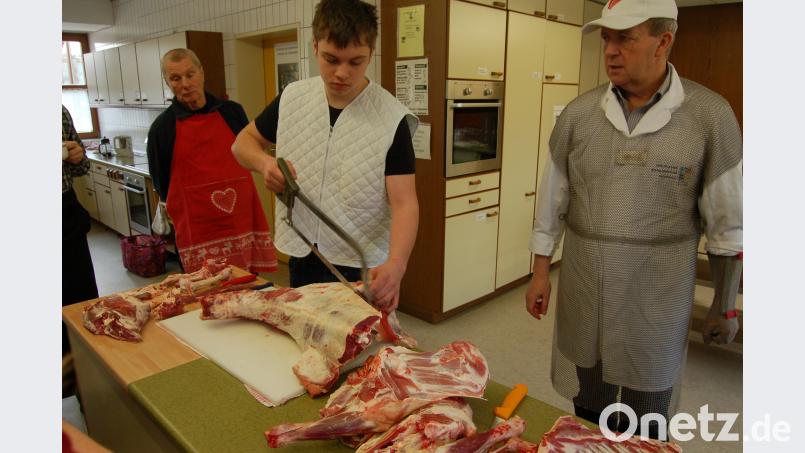 Vor der Zubereitung wird das Lamm fachkundig zerlegt. exb