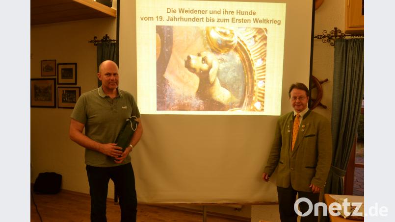 Dr. Sebastian Schott (links) und Heimatring- Vize Norbert Uschald mit einem Hunde-Bild des Malers Vitus Fuchs aus dem Jahr 1787, das an der Kanzel der Michaelskirche zu sehen ist. hcz