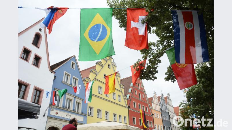 In der Altstadt wehen die Fahnen der WM-Teilnehmer. gsb